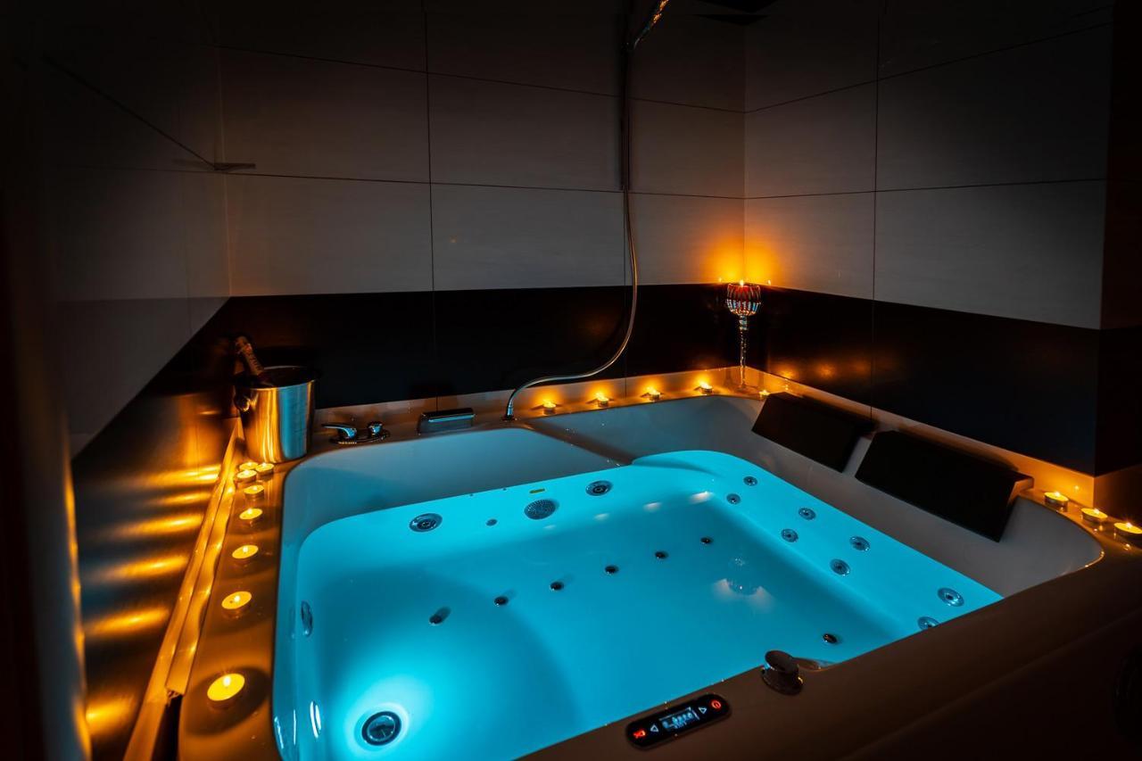Premium Jacuzzi Apartment Klaipėda Buitenkant foto